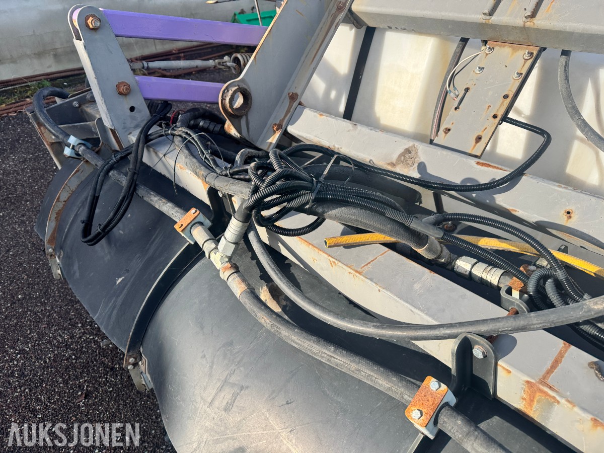 Holms 300-2.2 feiemaskin med vanntank og sidekost
