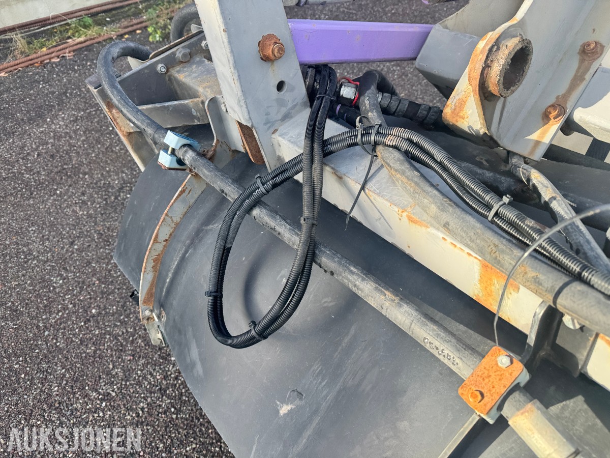 Holms 300-2.2 feiemaskin med vanntank og sidekost