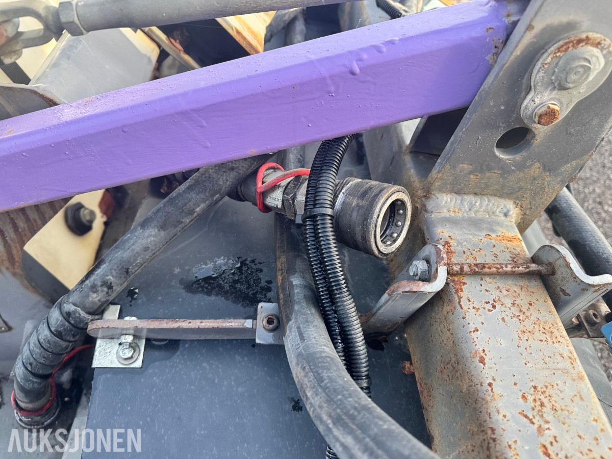 Holms 300-2.2 feiemaskin med vanntank og sidekost