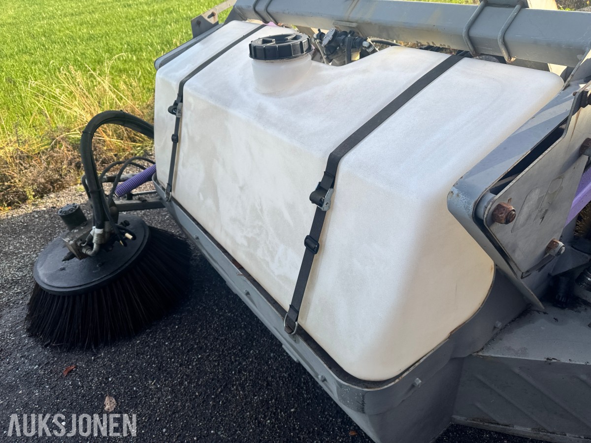 Holms 300-2.2 feiemaskin med vanntank og sidekost