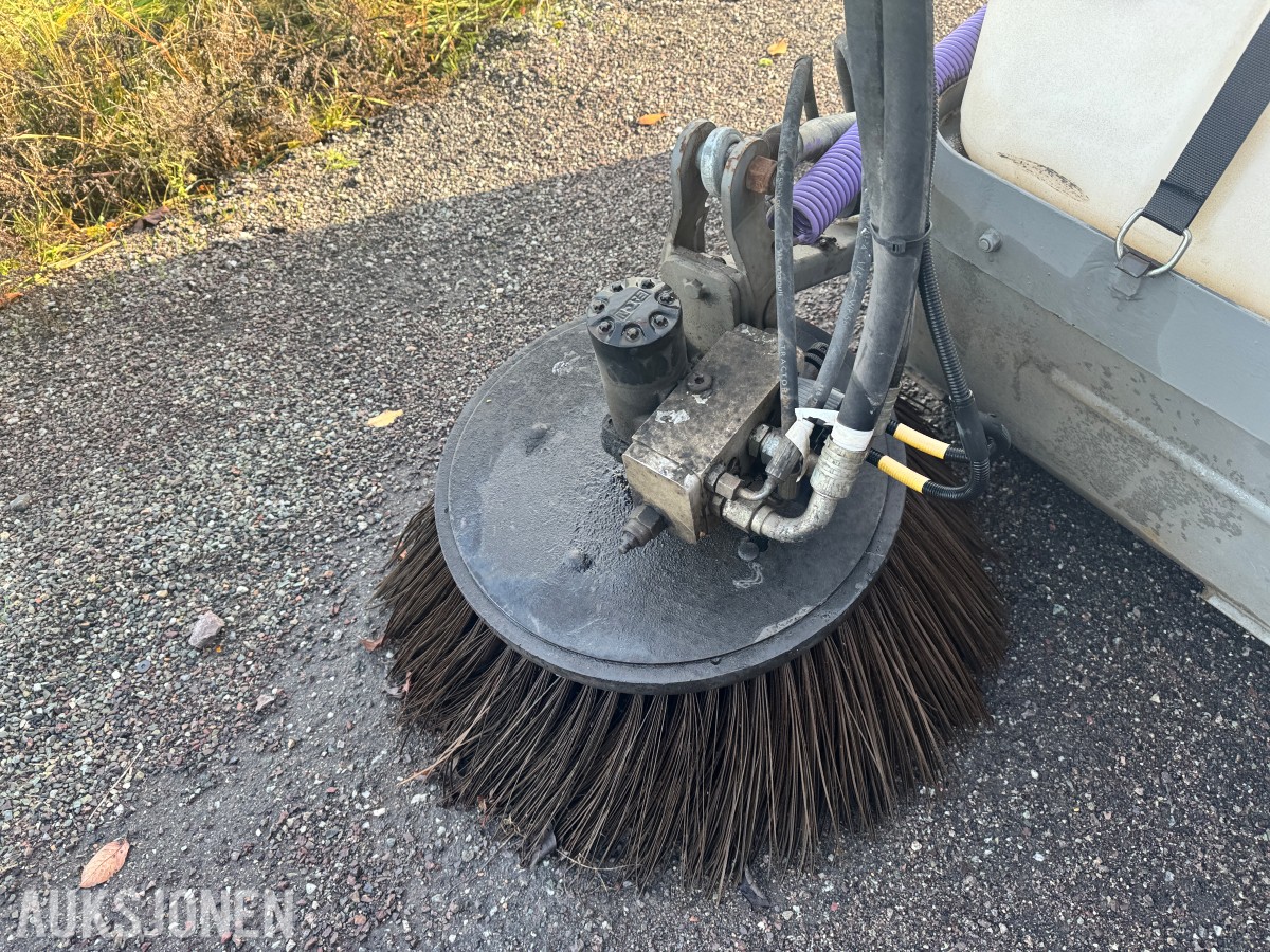 Holms 300-2.2 feiemaskin med vanntank og sidekost
