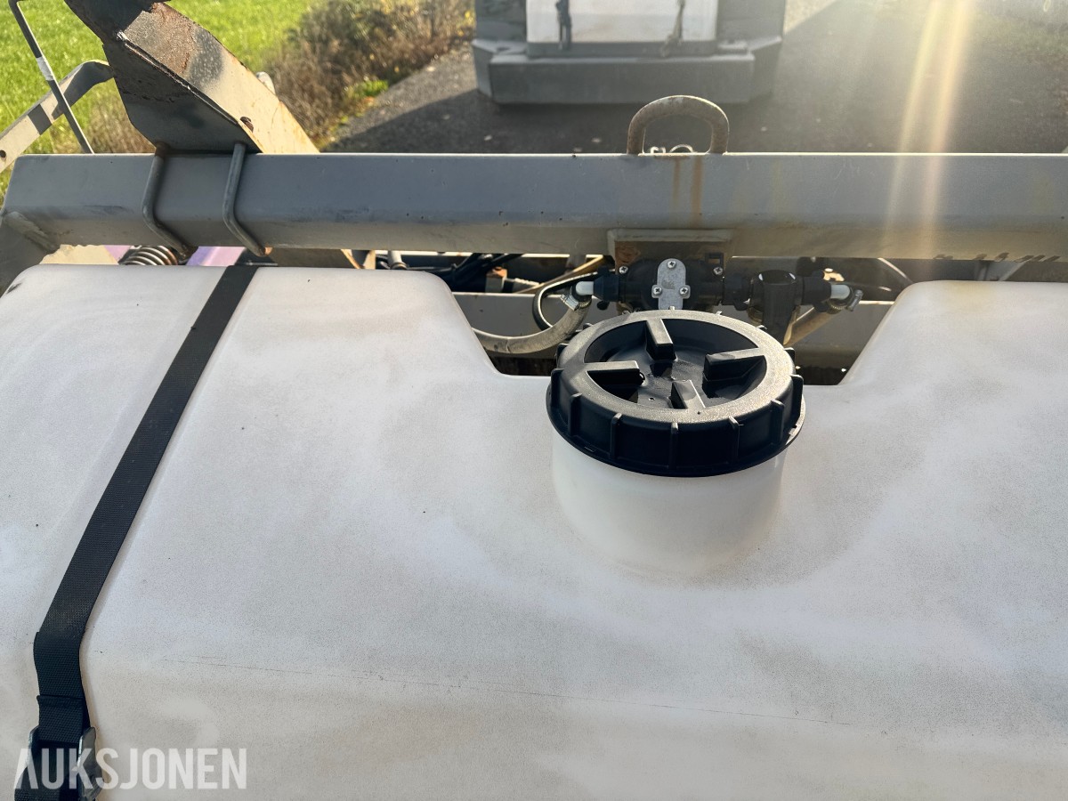 Holms 300-2.2 feiemaskin med vanntank og sidekost
