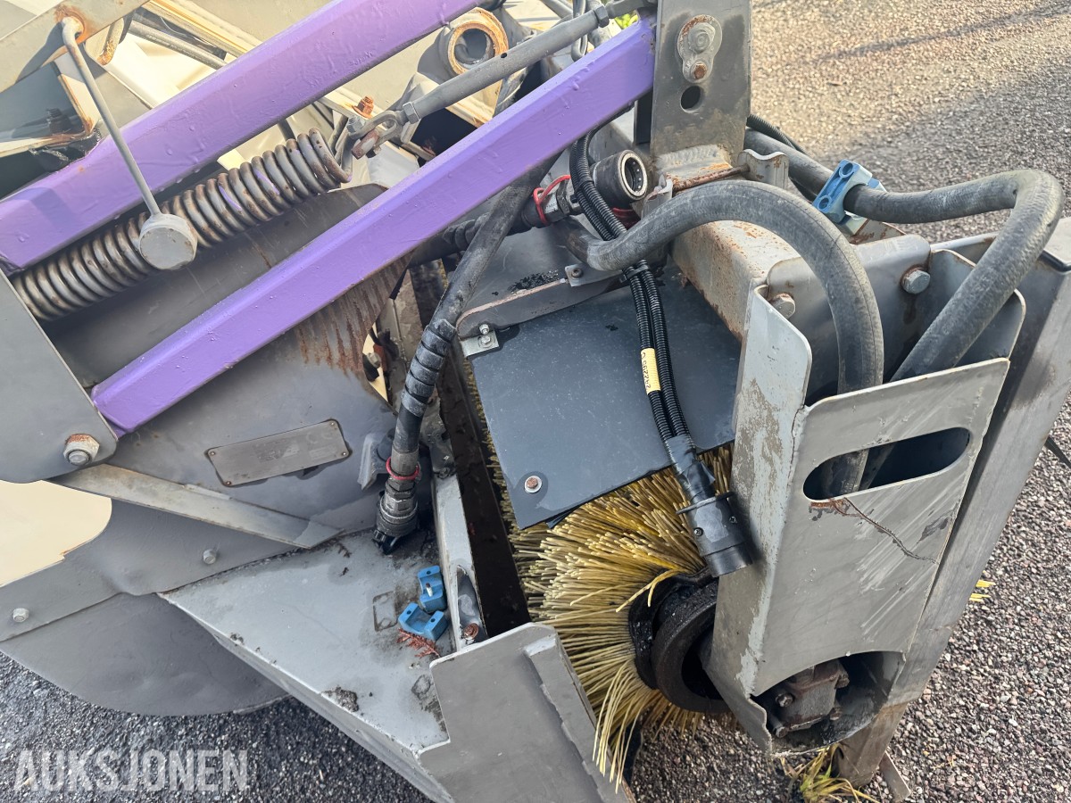 Holms 300-2.2 feiemaskin med vanntank og sidekost