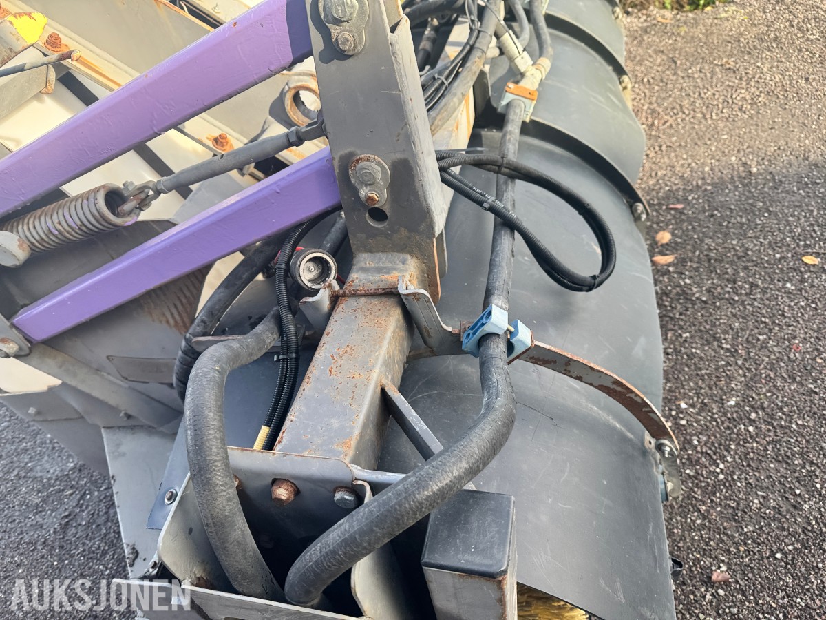 Holms 300-2.2 feiemaskin med vanntank og sidekost