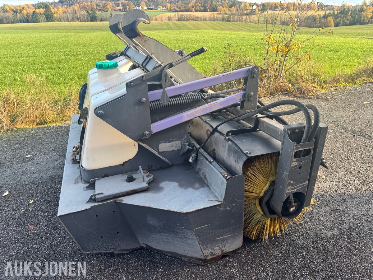 Holms 300-2.5-4000 feiekost med vanntank, ekstra børster og frontbørster