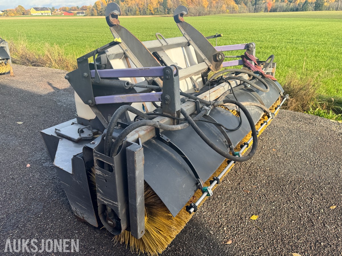 Holms 300-2.5-4000 feiekost med vanntank, ekstra børster og frontbørster