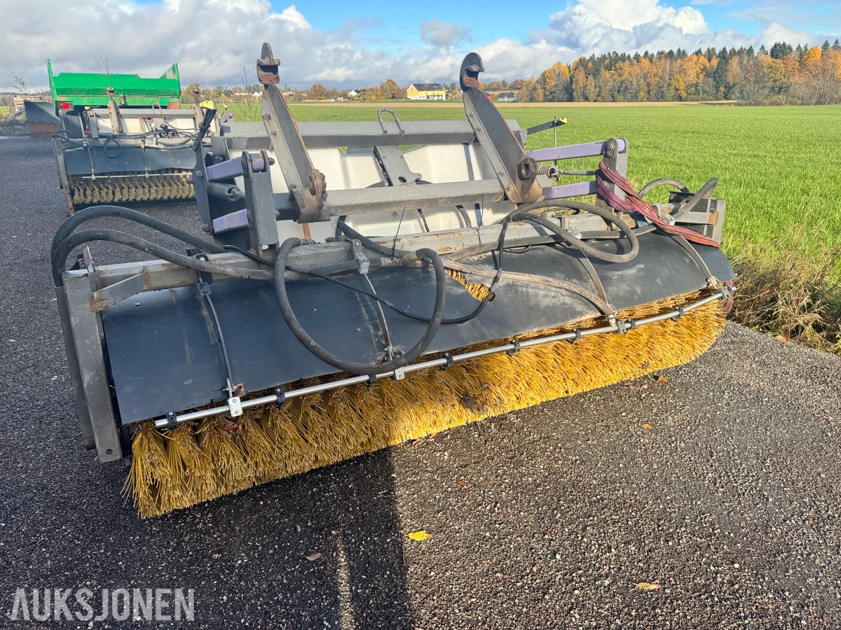 Holms 300-2.5-4000 feiekost med vanntank, ekstra børster og frontbørster