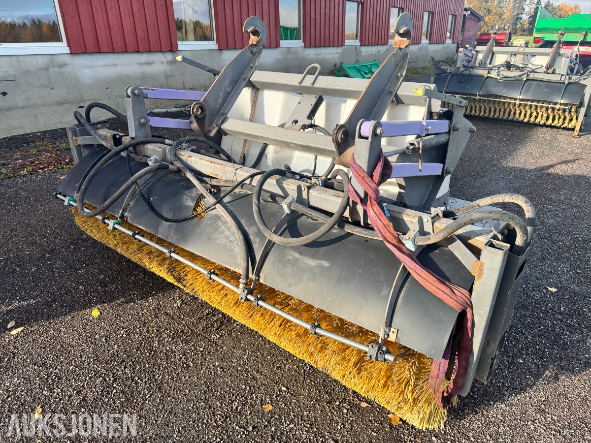 Holms 300-2.5-4000 feiekost med vanntank, ekstra børster og frontbørster