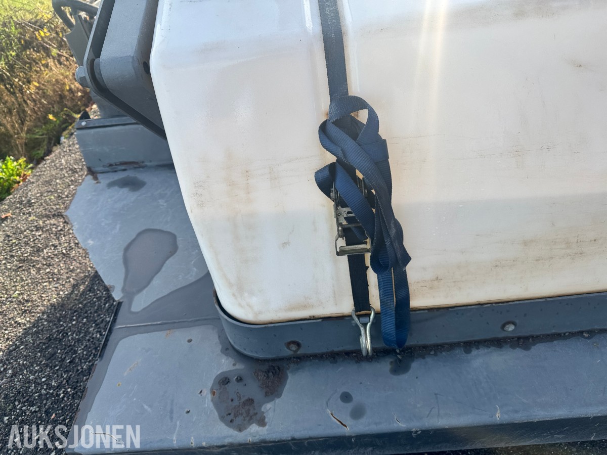 Holms 300-2.5-4000 feiekost med vanntank, ekstra børster og frontbørster