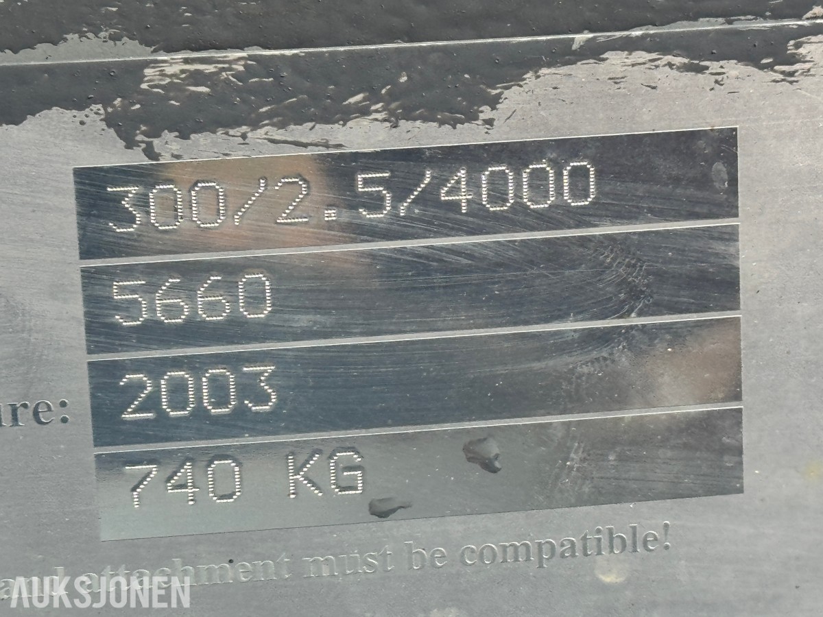 Holms 300-2.5-4000 feiekost med vanntank, ekstra børster og frontbørster