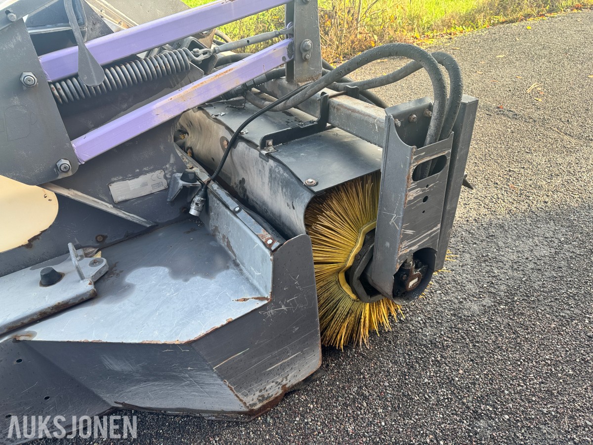 Holms 300-2.5-4000 feiekost med vanntank, ekstra børster og frontbørster