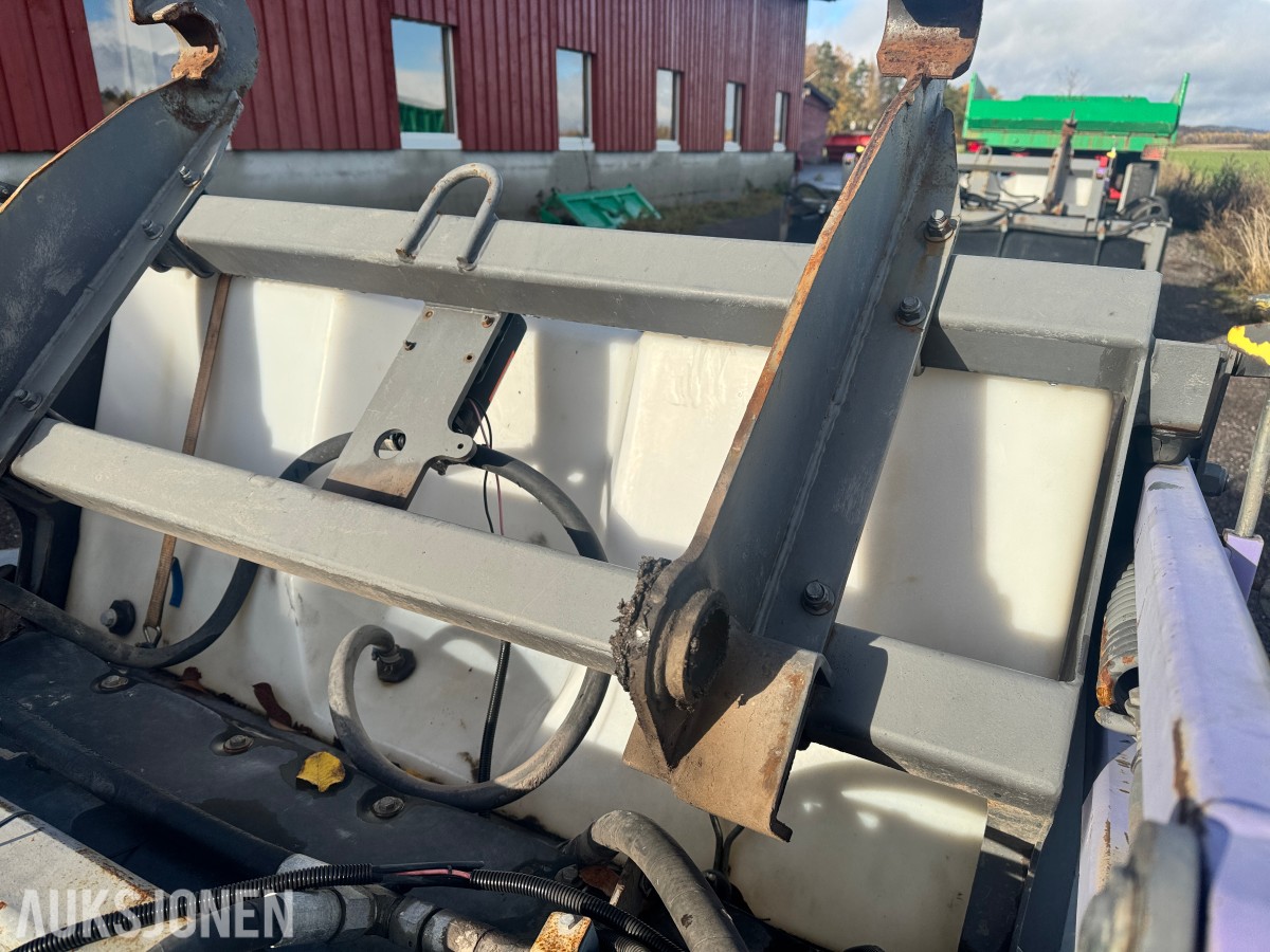 Holms 300-2.5-4000 feiekost med vanntank, ekstra børster og frontbørster