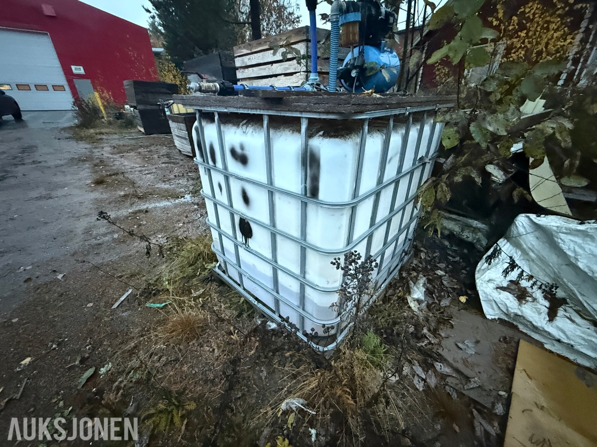 1000 liters IBC-tank med pumpeanlegg, trykktank og slanger 