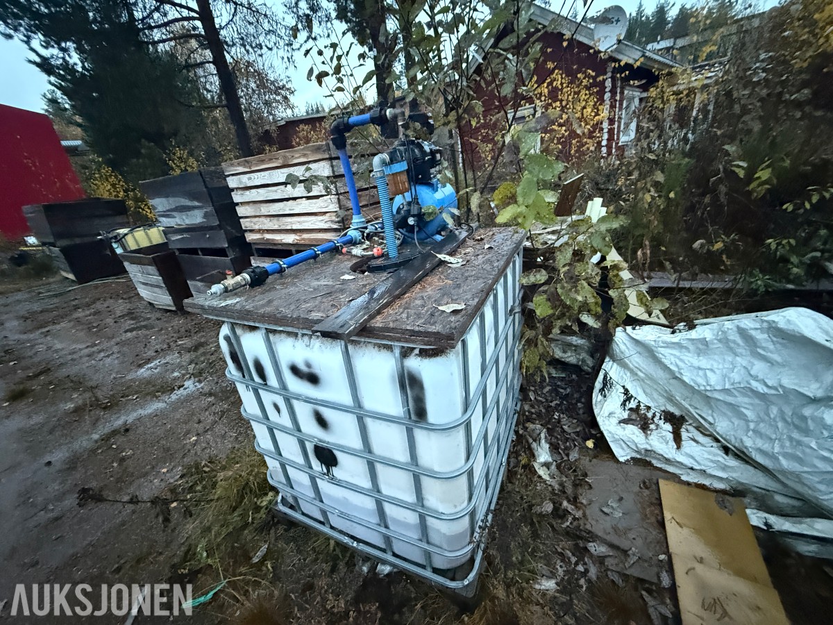 1000 liters IBC-tank med pumpeanlegg, trykktank og slanger 