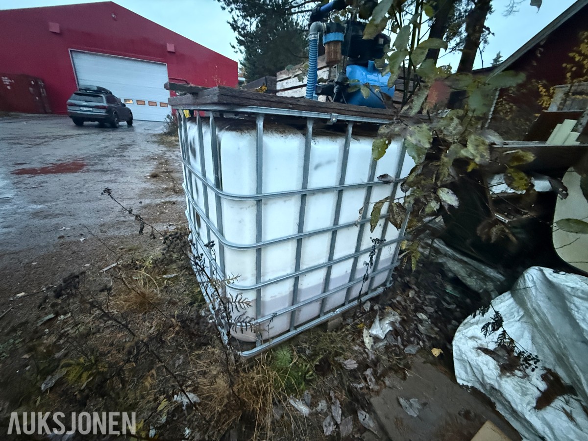 1000 liters IBC-tank med pumpeanlegg, trykktank og slanger 