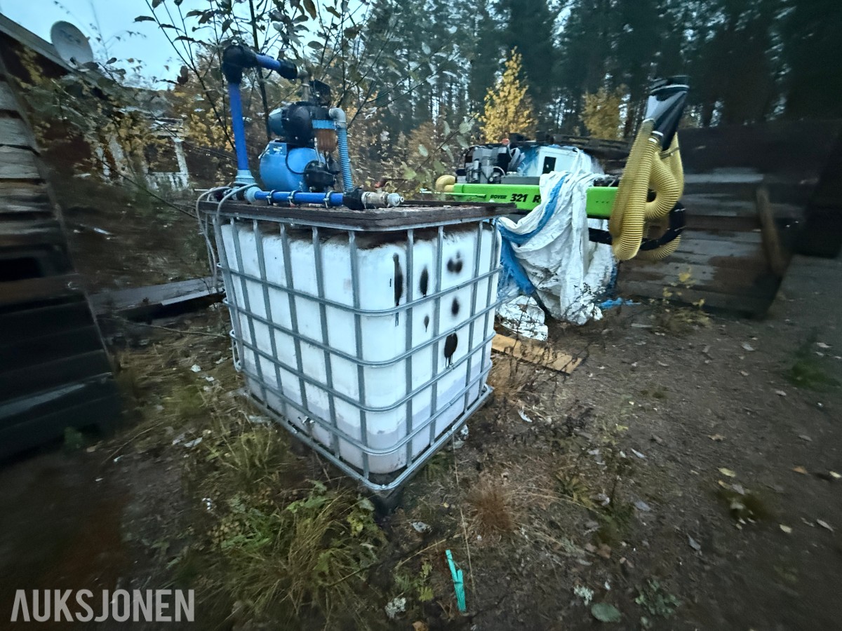 1000 liters IBC-tank med pumpeanlegg, trykktank og slanger 