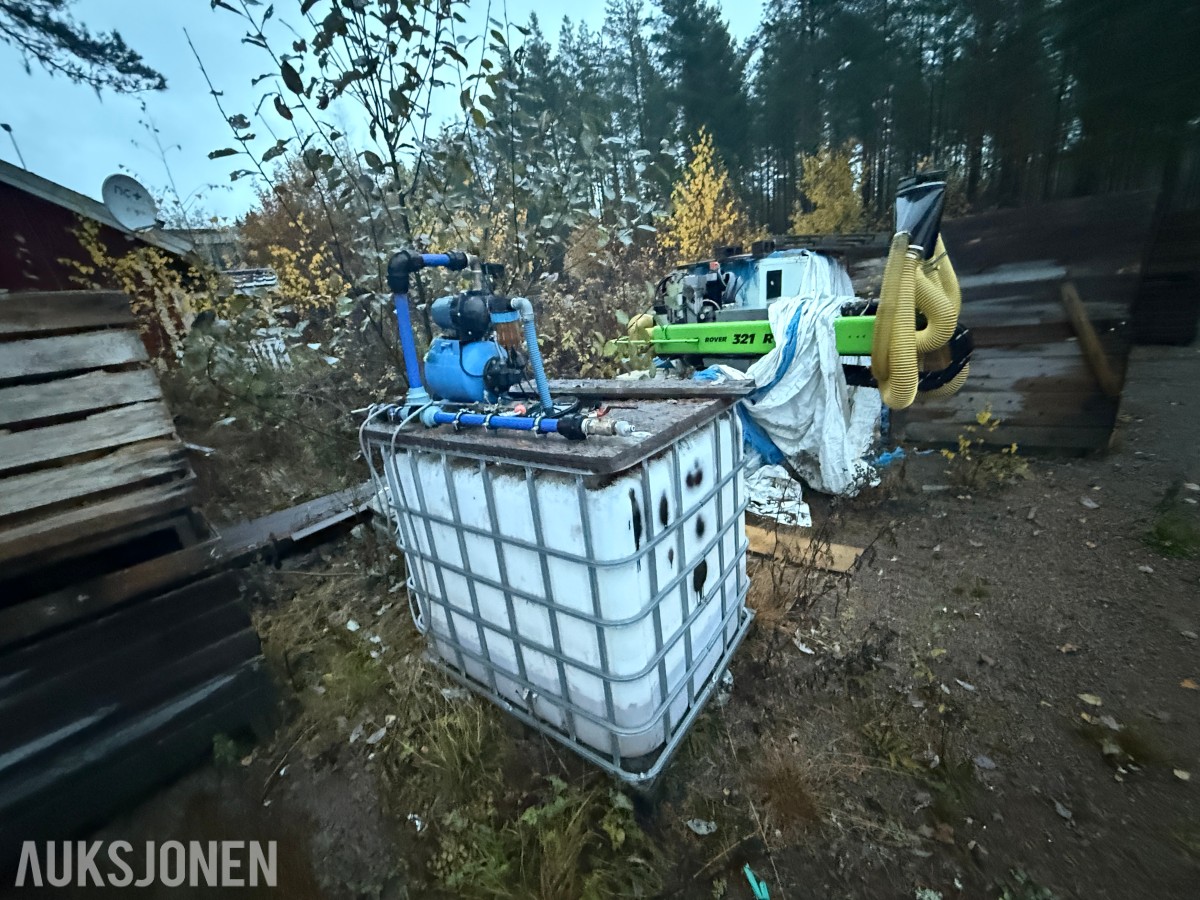 1000 liters IBC-tank med pumpeanlegg, trykktank og slanger 
