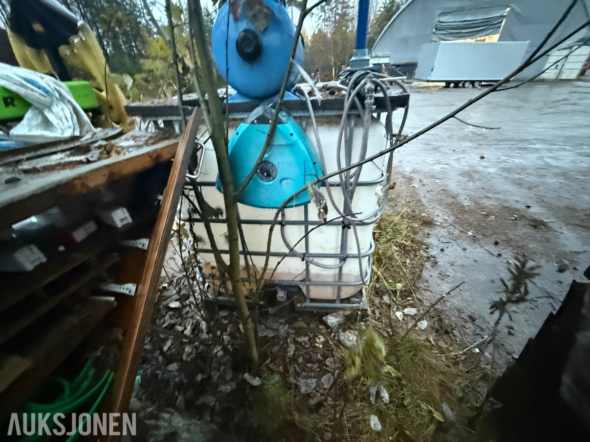 1000 liters IBC-tank med pumpeanlegg, trykktank og slanger 