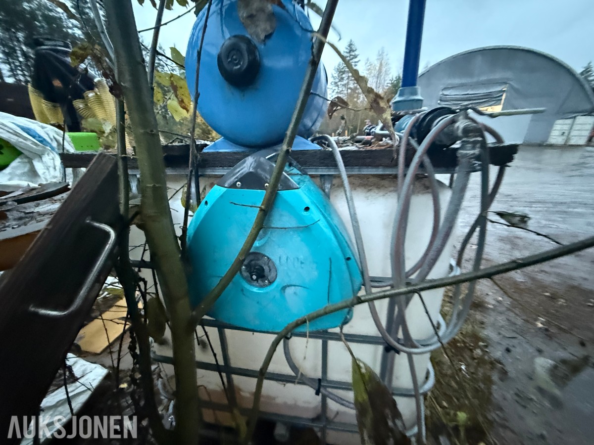 1000 liters IBC-tank med pumpeanlegg, trykktank og slanger 