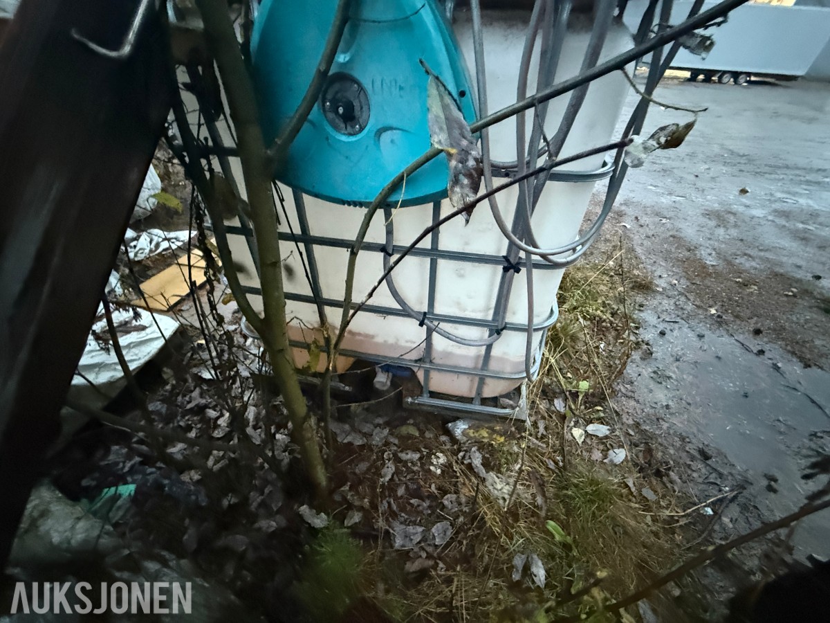 1000 liters IBC-tank med pumpeanlegg, trykktank og slanger 