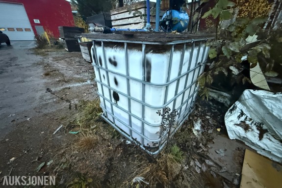 1000 liters IBC-tank med pumpeanlegg, trykktank og slanger 