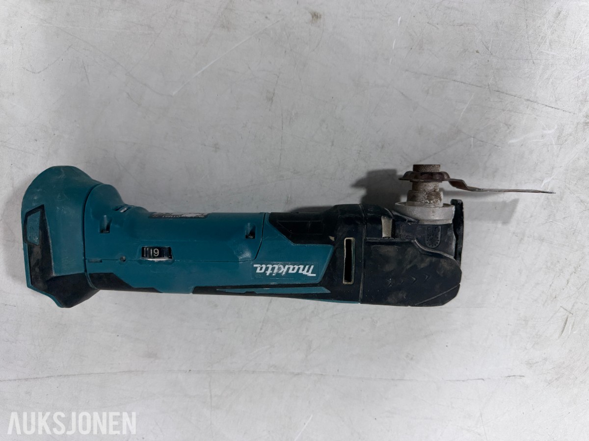 Makita verktøypakke med 5 maskiner, radio, lykt, batterier og lader