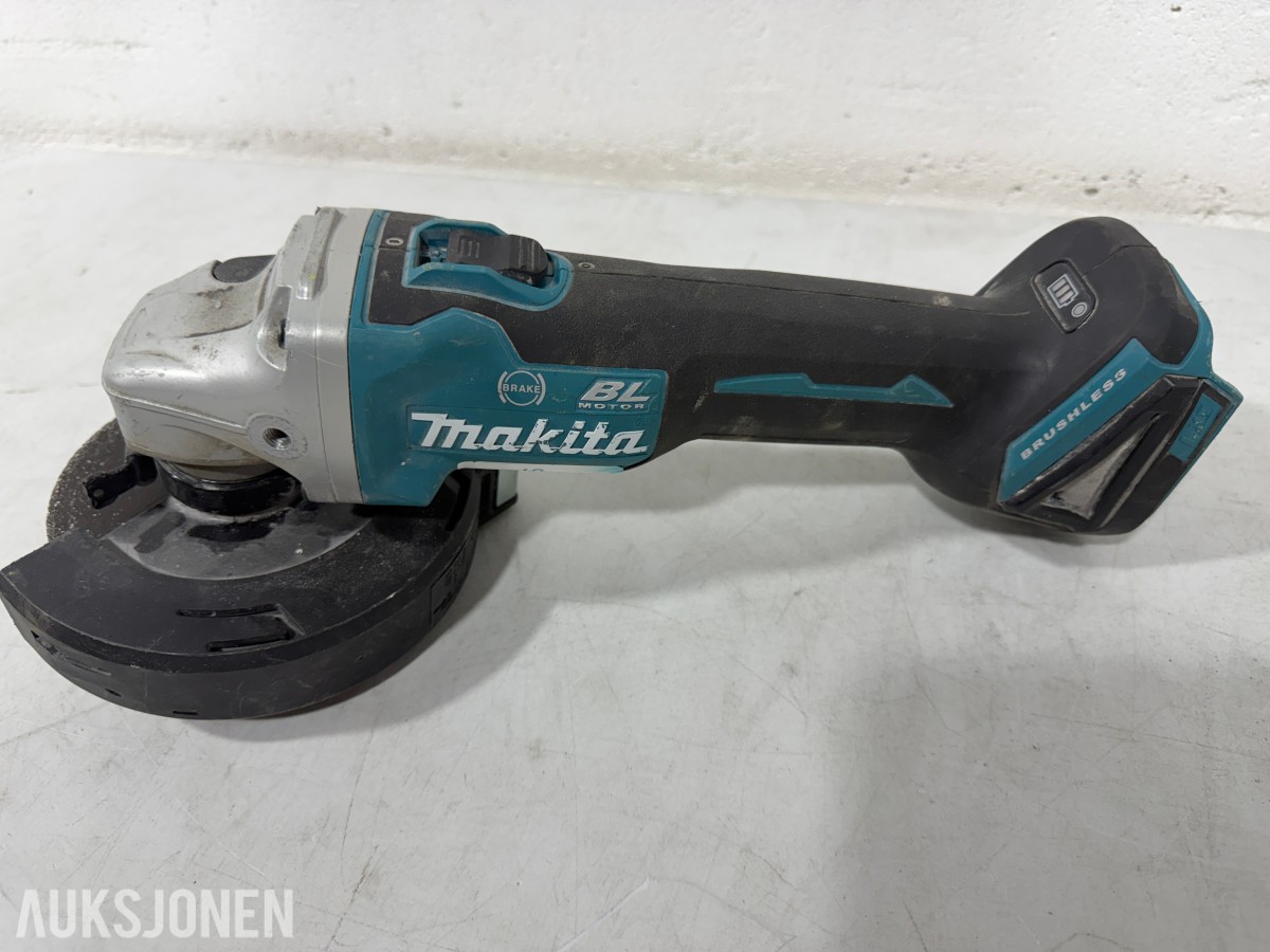 Makita verktøypakke med 5 maskiner, radio, lykt, batterier og lader