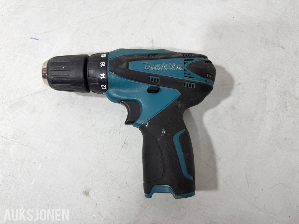Makita verktøypakke med 5 maskiner, radio, lykt, batterier og lader