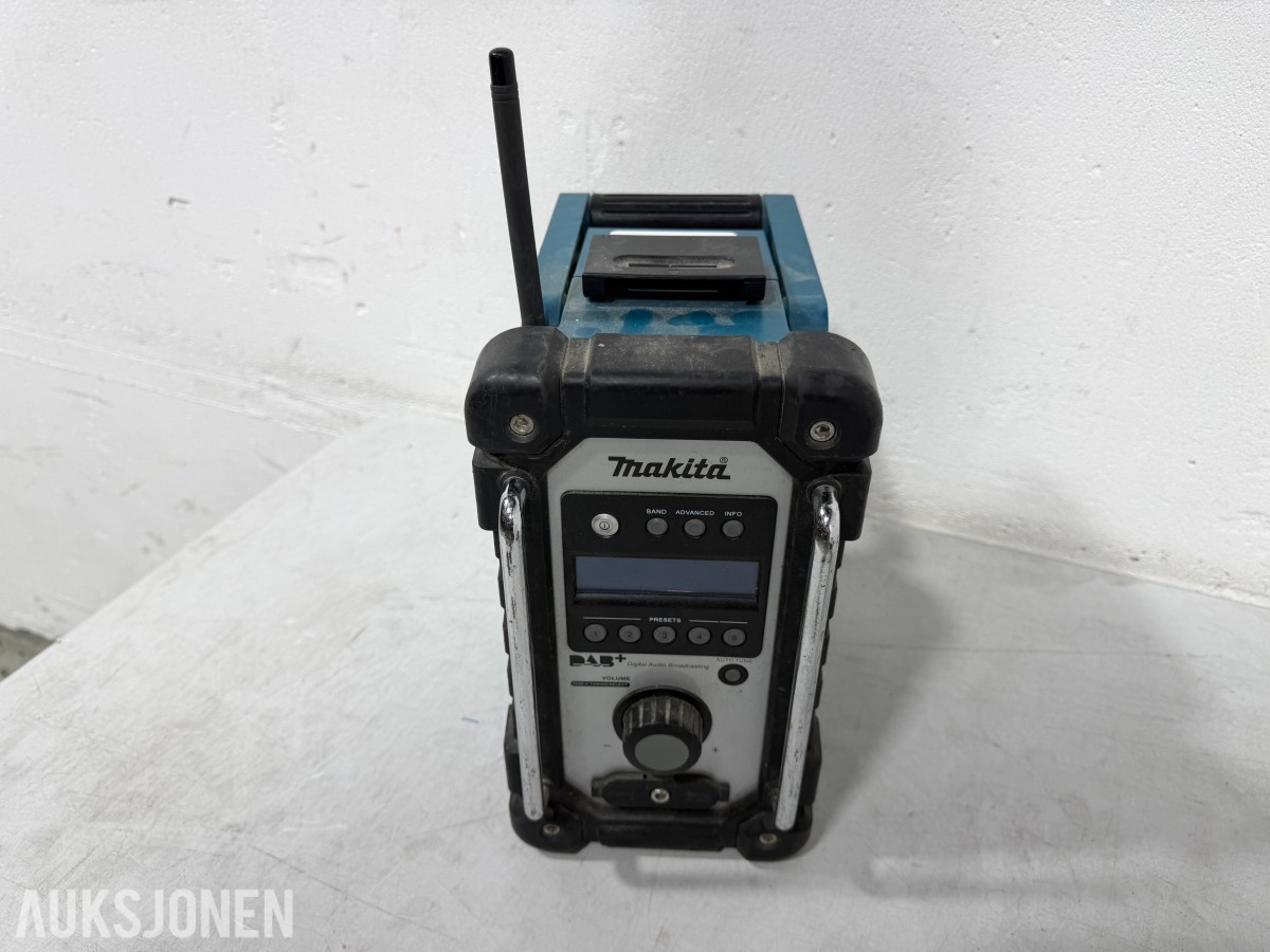 Makita verktøypakke med 5 maskiner, radio, lykt, batterier og lader