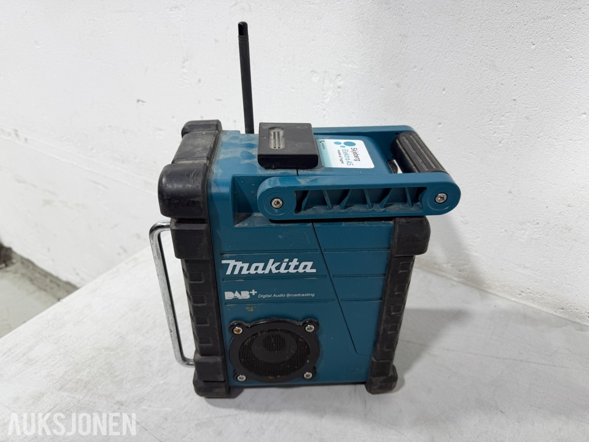 Makita verktøypakke med 5 maskiner, radio, lykt, batterier og lader