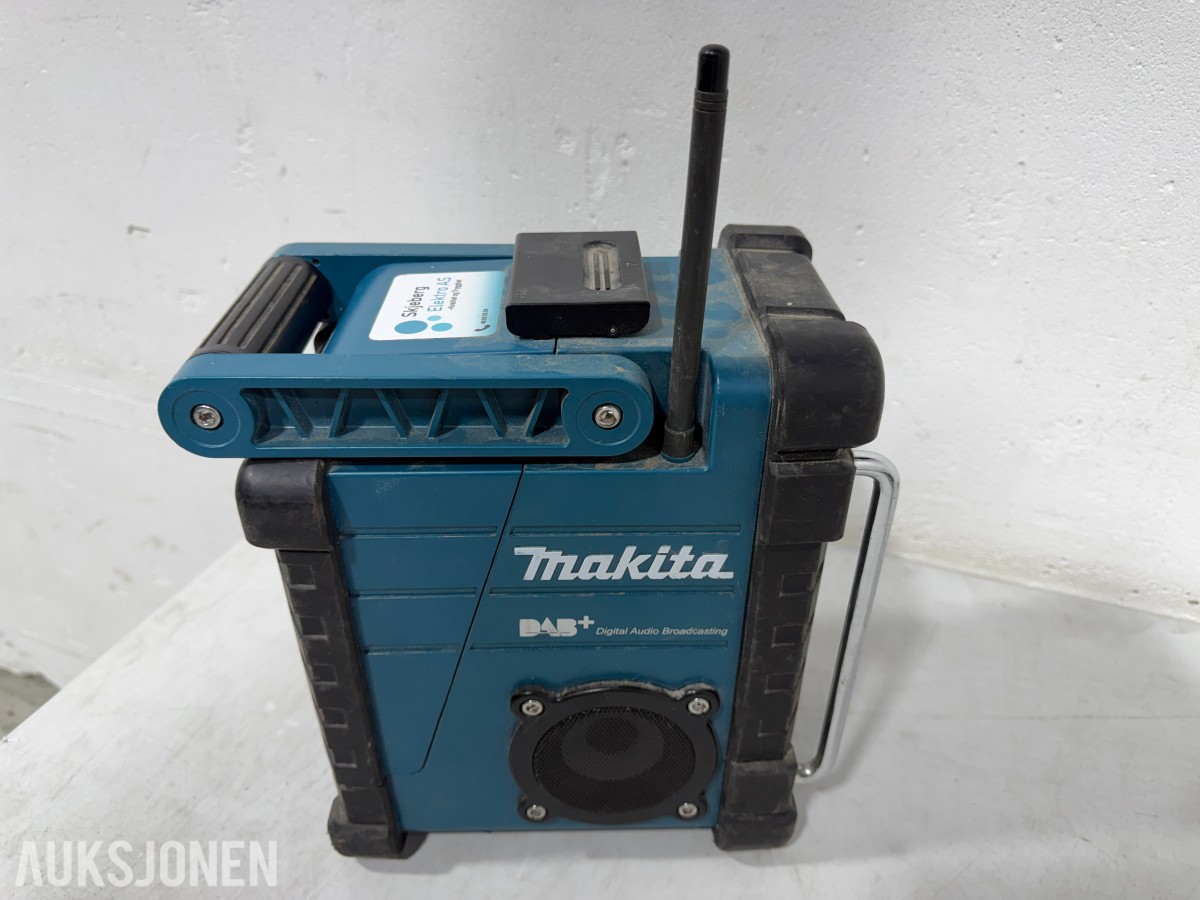 Makita verktøypakke med 5 maskiner, radio, lykt, batterier og lader