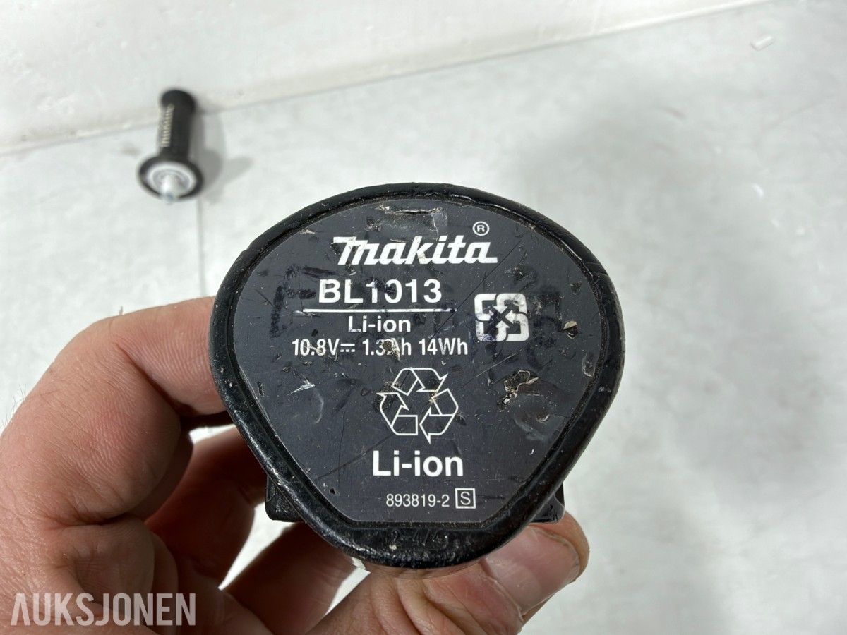 Makita verktøypakke med 5 maskiner, radio, lykt, batterier og lader