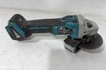 Makita verktøypakke med 5 maskiner, radio, lykt, batterier og lader