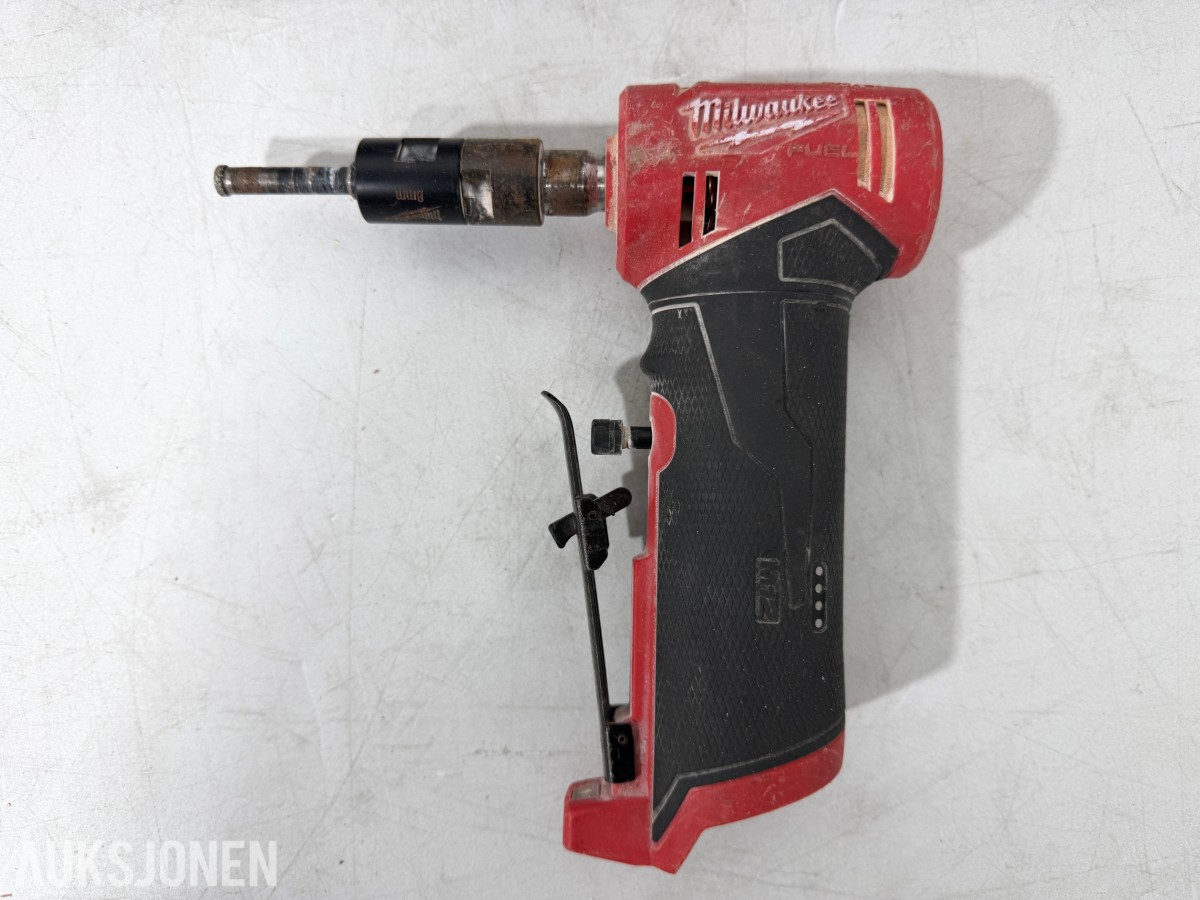 Parti Milwaukee M18/M12 elektroverktøy med batterier, ladere og arbeidslys