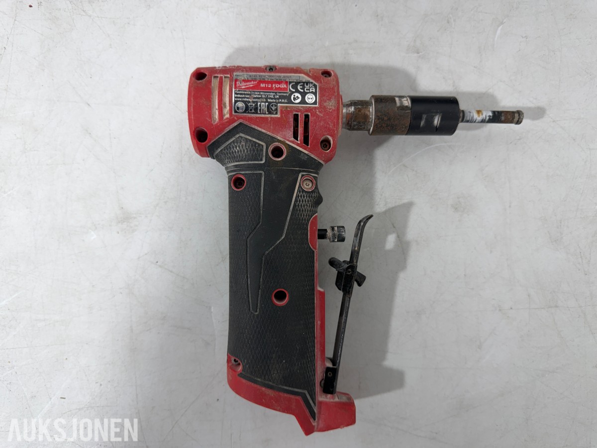 Parti Milwaukee M18/M12 elektroverktøy med batterier, ladere og arbeidslys
