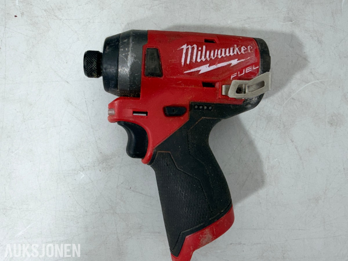 Parti Milwaukee M18/M12 elektroverktøy med batterier, ladere og arbeidslys