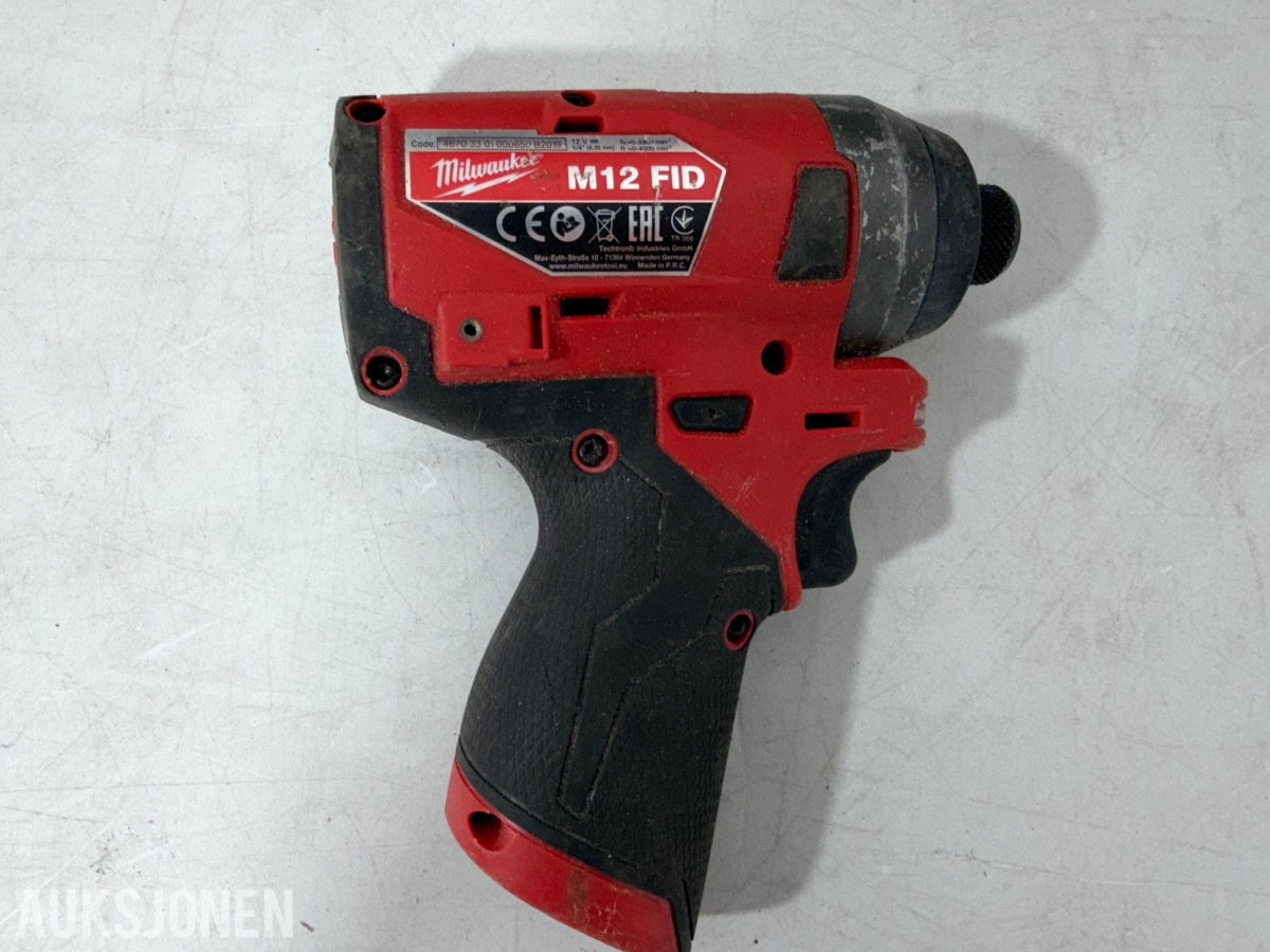 Parti Milwaukee M18/M12 elektroverktøy med batterier, ladere og arbeidslys