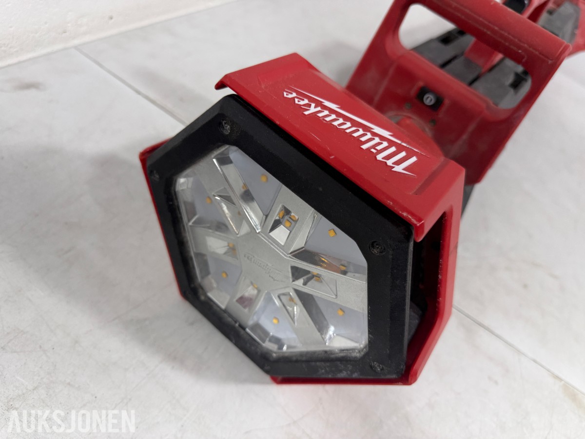 Parti Milwaukee M18/M12 elektroverktøy med batterier, ladere og arbeidslys
