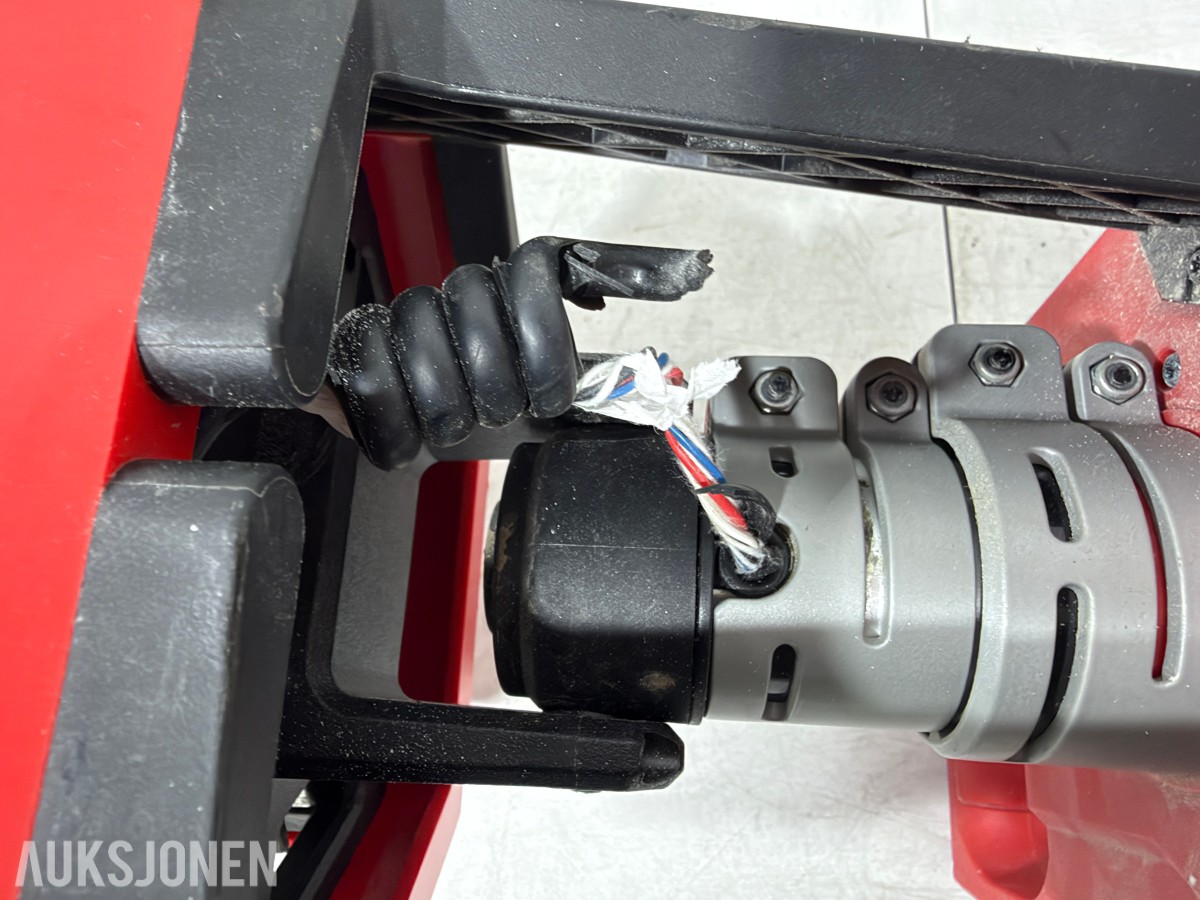 Parti Milwaukee M18/M12 elektroverktøy med batterier, ladere og arbeidslys