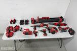 Parti Milwaukee M18/M12 elektroverktøy med batterier, ladere og arbeidslys