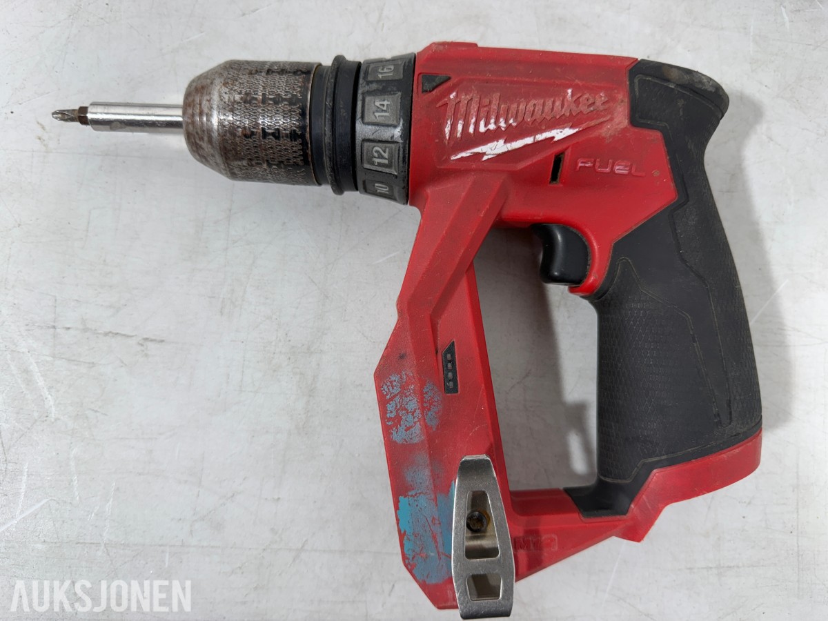 Parti Milwaukee M18/M12 elektroverktøy med batterier og ladere