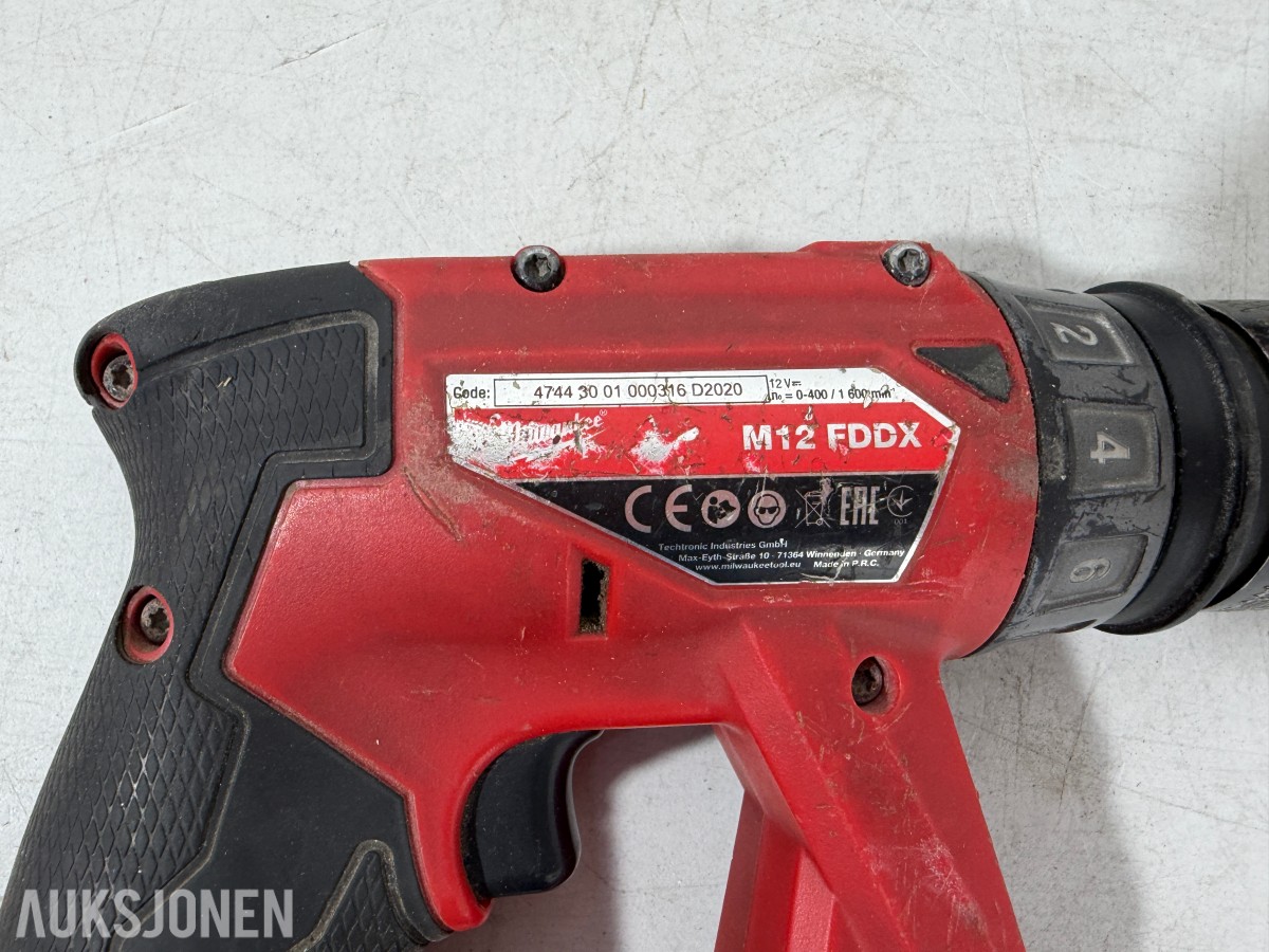 Parti Milwaukee M18/M12 elektroverktøy med batterier og ladere