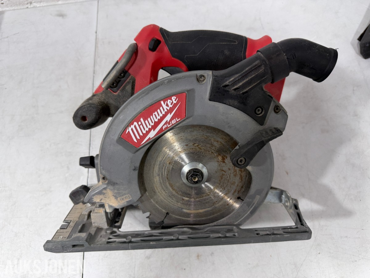 Parti Milwaukee M18/M12 elektroverktøy med batterier og ladere