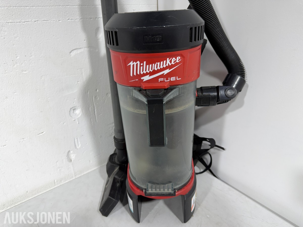 Parti Milwaukee M18/M12 elektroverktøy med batterier og ladere