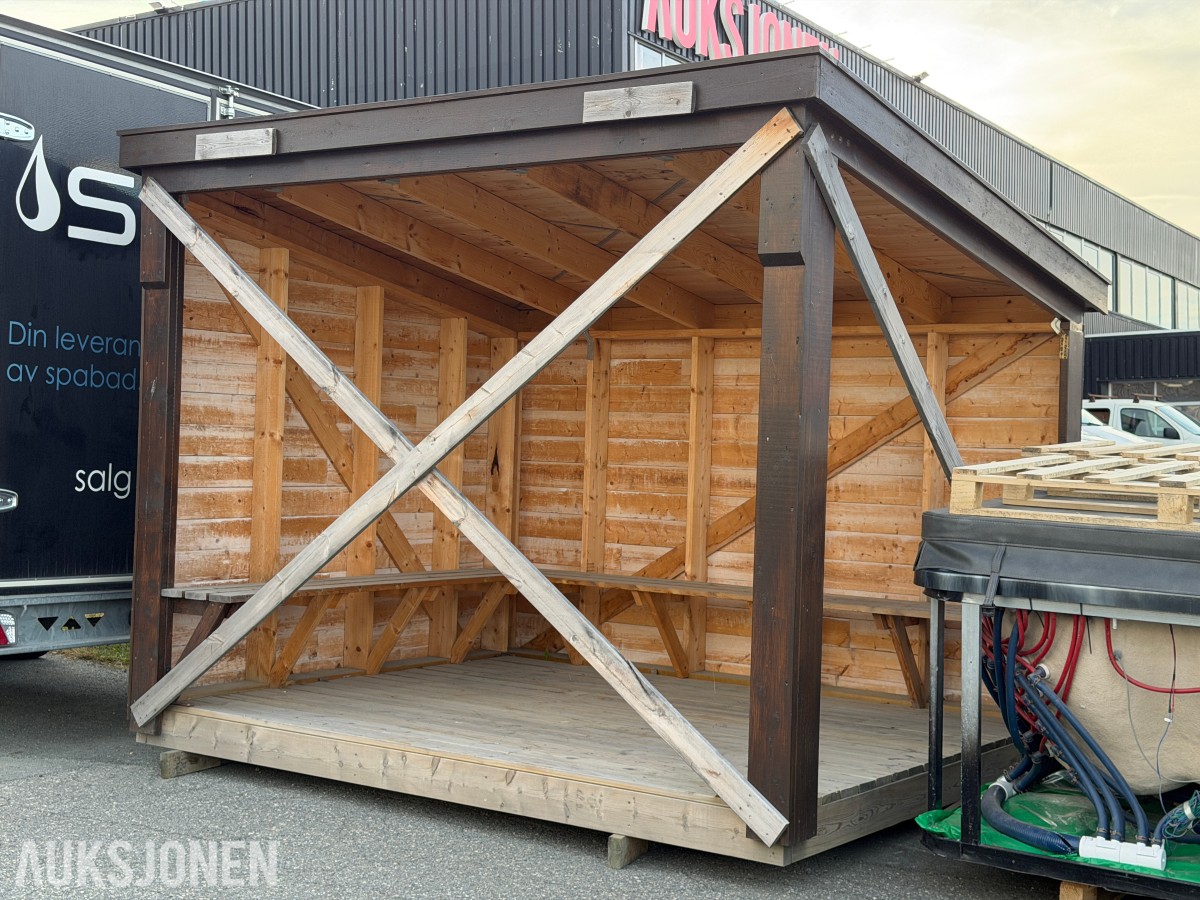 Gapahuk med benker – ca. 2,98 x 2,36 m