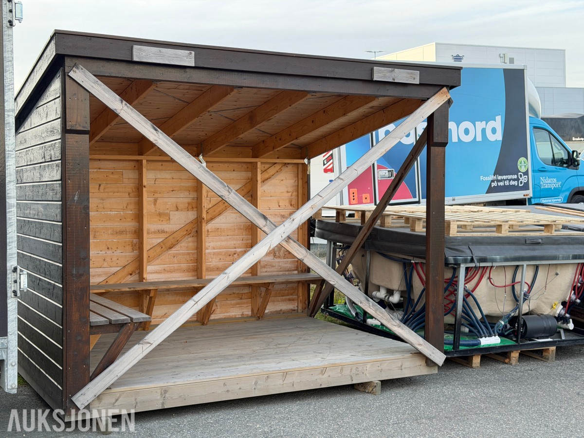 Gapahuk med benker – ca. 2,98 x 2,36 m