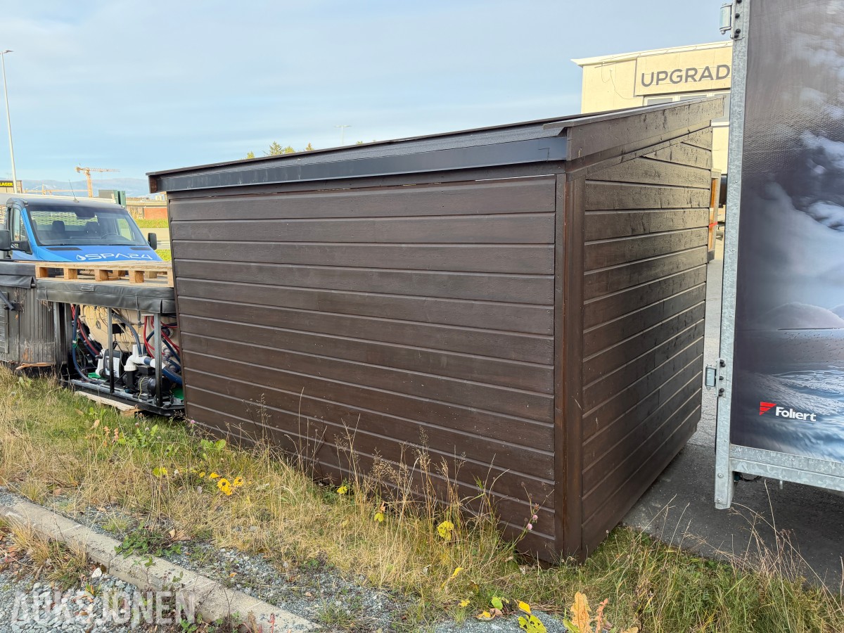 Gapahuk med benker – ca. 2,98 x 2,36 m