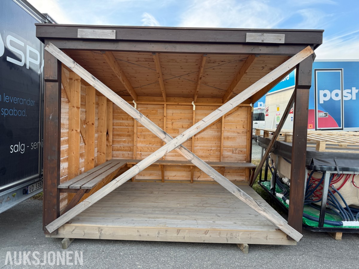 Gapahuk med benker – ca. 2,98 x 2,36 m