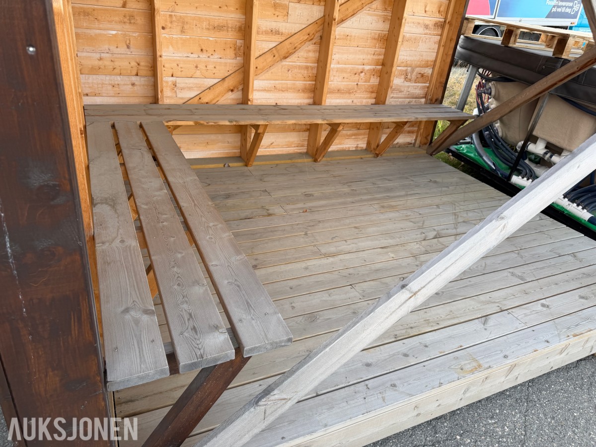 Gapahuk med benker – ca. 2,98 x 2,36 m