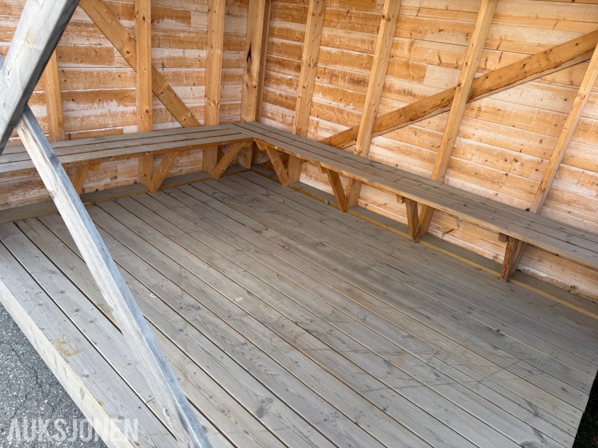 Gapahuk med benker – ca. 2,98 x 2,36 m